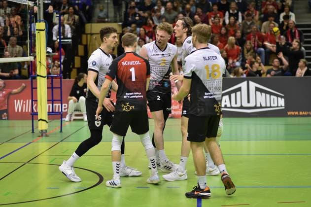 Freude, Jubel, von links Tim Koepfli (Barock Volleys MTV Ludwigsburg, 16), Laurin Schiegl (Barock Volleys MTV Ludwigsburg, 01), Philipp Herrmann (Barock Volleys MTV Ludwigsburg, 02), Ben-Simon Bonin (Barock Volleys MTV Ludwigsburg, 06), Ryan Slater (Barock Volleys MTV Ludwigsburg, 18) TV Rottenburg vs. Barock Volleys Ludwigsburg, Volleyball, 2. Bundesliga Sued, 24. Spieltag, Saison 2024 2025, 22.03.2025, TV Rottenburg vs. Barock Volleys Ludwigsburg, Volleyball, 2. Bundesliga Sued, 24. Spieltag, Saison 2024 2025, 22.03.2025 Rottenburg Copyright: xEibner-Pressefoto RalphxKunzex EP_RKE