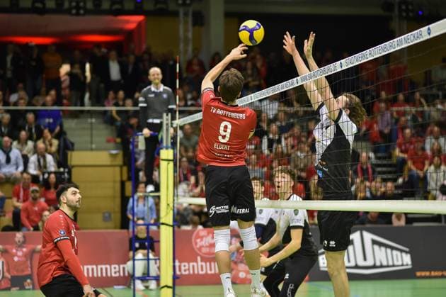 Sam Elgert (TV Rottenburg, 09) legt den Ball an Ben-Simon Bonin (Barock Volleys MTV Ludwigsburg, 06) vorbei TV Rottenburg vs. Barock Volleys Ludwigsburg, Volleyball, 2. Bundesliga Sued, 24. Spieltag, Saison 2024 2025, 22.03.2025, TV Rottenburg vs. Barock Volleys Ludwigsburg, Volleyball, 2. Bundesliga Sued, 24. Spieltag, Saison 2024 2025, 22.03.2025 Rottenburg Copyright: xEibner-Pressefoto RalphxKunzex EP_RKE