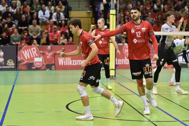 Freude, Jubel bei Sam Elgert (TV Rottenburg, 09), rechts Yannick Menke (TV Rottenburg, 12), im Hintergrund Moritz Rauber (TV Rottenburg, 02) TV Rottenburg vs. Barock Volleys Ludwigsburg, Volleyball, 2. Bundesliga Sued, 24. Spieltag, Saison 2024 2025, 22.03.2025, TV Rottenburg vs. Barock Volleys Ludwigsburg, Volleyball, 2. Bundesliga Sued, 24. Spieltag, Saison 2024 2025, 22.03.2025 Rottenburg Copyright: xEibner-Pressefoto RalphxKunzex EP_RKE