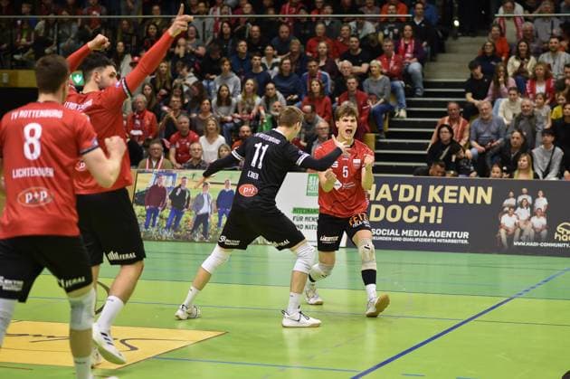 Freude, Jubel bei Robin Leber (TV Rottenburg, 11) und David Dornauf (TV Rottenburg, 05), links am Rand Niklas Lichtenauer (TV Rottenburg, 08) und Yannick Menke (TV Rottenburg, 12) TV Rottenburg vs. Barock Volleys Ludwigsburg, Volleyball, 2. Bundesliga Sued, 24. Spieltag, Saison 2024 2025, 22.03.2025, TV Rottenburg vs. Barock Volleys Ludwigsburg, Volleyball, 2. Bundesliga Sued, 24. Spieltag, Saison 2024 2025, 22.03.2025 Rottenburg Copyright: xEibner-Pressefoto RalphxKunzex EP_RKE