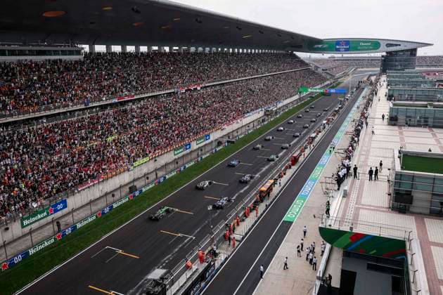 F1 - CHINESE GRAND PRIX 2025 81 PIASTRI Oscar (aus), McLaren F1 Team MCL39, 63 RUSSELL George (gbr), Mercedes AMG F1 Team W16, 04 NORRIS Lando (gbr), McLaren F1 Team MCL39, 01 VERSTAPPEN Max (nld), Red Bull Racing RB21, action, start of the race, depart, during the Formula 1 Heineken Chinese Grand Prix 2025, 2nd round of the 2025 FIA Formula One World Championship, WM, Weltmeisterschaft from March 21 to 23, 2025 on the Shanghai International Circuit, in Shanghai, China - ShanghaiChina Copyright: xEricxAlonsox