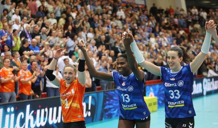 Stuttgart , Volleyball Frauen Bundesliga PlayOffs Viertelfinale Spiel 1 , Allianz MTV Stuttgart vs. USC Münster , von links: Roosa Koskelo Krystal Rivers Maria Segura Palleres ( Stgt )
