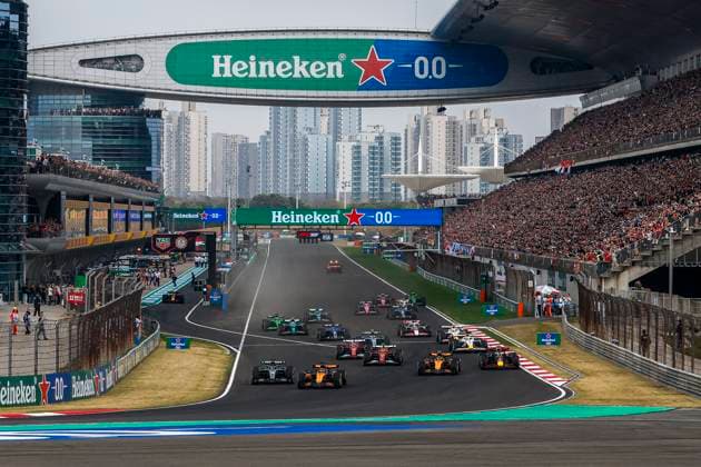 Sport Bilder des Tages F1 - CHINESE GRAND PRIX 2025 81 PIASTRI Oscar (aus), McLaren F1 Team MCL39, 63 RUSSELL George (gbr), Mercedes AMG F1 Team W16, 04 NORRIS Lando (gbr), McLaren F1 Team MCL39, action, start of the race, depart, during the Formula 1 Heineken Chinese Grand Prix 2025, 2nd round of the 2025 FIA Formula One World Championship, WM, Weltmeisterschaft from March 21 to 23, 2025 on the Shanghai International Circuit, in Shanghai, China - ShanghaiChina Copyright: xJavierxJimenezx