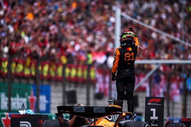Sport Bilder des Tages F1 - CHINESE GRAND PRIX 2025 PIASTRI Oscar (aus), McLaren F1 Team MCL39, portrait during the Formula 1 Heineken Chinese Grand Prix 2025, 2nd round of the 2025 FIA Formula One World Championship, WM, Weltmeisterschaft from March 21 to 23, 2025 on the Shanghai International Circuit, in Shanghai, China - ShanghaiChina  Copyright: xEricxAlonsox