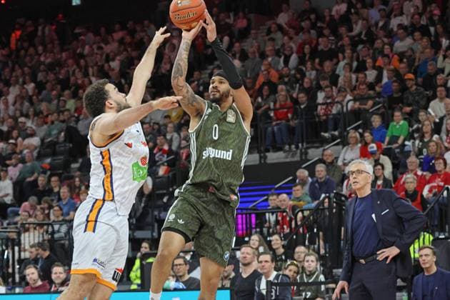 0 Nick Weiler-Babb (mit Ball) (FCBB) gegen 13 Bryce Hamilton (Rostock Seawolves) Aktion, Zweikampf, Trainer Gordon Herbert, schaut zu Basketball Easycredit BBL FC Bayern Muenchen - Rostock Seawolves SAP Garden 22.03.2025 FOTO: Mladen Lackovic LakoPress