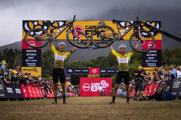 Bilder des Jahres 2025, Sport 03 März Sport Themen der Woche KW12 Sport Bilder des Tages Switzerland s Nino Schurter and Filippo Colombo celebrate after winning the eight-day Cape Epic mountain bike pairs stage race in South Africa, Lourensford, March 23, 2025. (CTKxPhoto MichalxCerveny) CTKPhotoF202503230003901  CTKPhotoF202503230003901