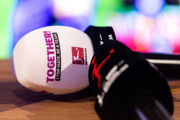 VBL Club Championship by WOW; 23.03.2025 Mikrofon der Virtual Bundesliga. Logo der Aktion auf dem Mikrofon, Together. Stop hate be a Team . VBL Club Championship by WOW; 23.03.2025