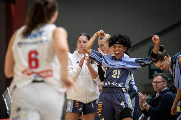 Sport Themen der Woche KW12 Sport Bilder des Tages Basketball Berlin 23.03.2025 Saison 2024 2025 DBBL 1. Bundesliga Playoffs Viertelfinale Spiel 2 Alba Berlin - SYNTAINICS MBC Jubel Alba Deeshyra Thomas (Alba, No.21) *** Basketball Berlin 23 03 2025 Season 2024 2025 DBBL 1 Bundesliga Playoffs Quarterfinals Game 2 Alba Berlin SYNTAINICS MBC Jubel Alba Deeshyra Thomas Alba, No 21