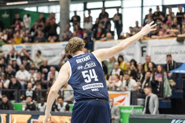 easyCredit Basketball Bundesliga, BBL, Saison 2024 2025, Herren. 23.03.2025, Syntainics MBC - Basketball Löwen Braunschweig, John Bryant (Syntainics MBC, No 54) jubelt Copyright. Alexander Trienitz.