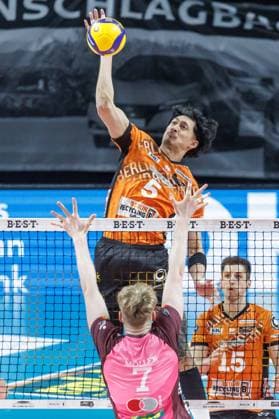 23.03.2025, Berlin, Volleyball: 1.Bundesliga, Maenner, Playoffs, Viertelfinale, 1. Spieltag, BR Volleys - Energiequelle Netzhoppers KW, Max-Schmeling-Halle. Berlins Nehemiah Mote (l) spielt den Ball ueber das Netz gegen Carl Moeller von Netzhoppers KW. BR Volleys - Netzhoppers KW