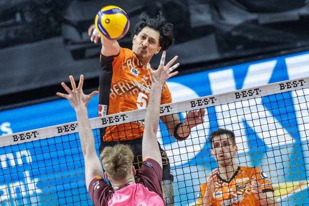 23.03.2025, Berlin, Volleyball: 1.Bundesliga, Maenner, Playoffs, Viertelfinale, 1. Spieltag, BR Volleys - Energiequelle Netzhoppers KW, Max-Schmeling-Halle. Berlins Nehemiah Mote (r) spielt den Ball ueber das Netz gegen Carl Moeller von Netzhoppers KW. BR Volleys - Netzhoppers KW
