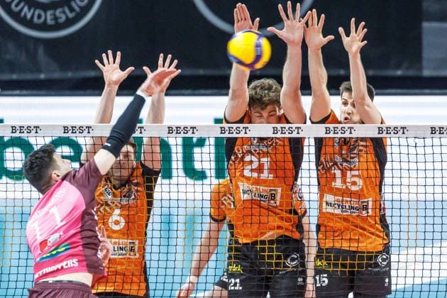 23.03.2025, Berlin, Volleyball: 1.Bundesliga, Maenner, Playoffs, Viertelfinale, 1. Spieltag, BR Volleys - Energiequelle Netzhoppers KW, Max-Schmeling-Halle. Theo Timmermann (l-r) von Netzhoppers KW spielt den Ball gegen Berlins Block aus Johannes Tille, Tobias Krick und Moritz Reichert. BR Volleys - Netzhoppers KW