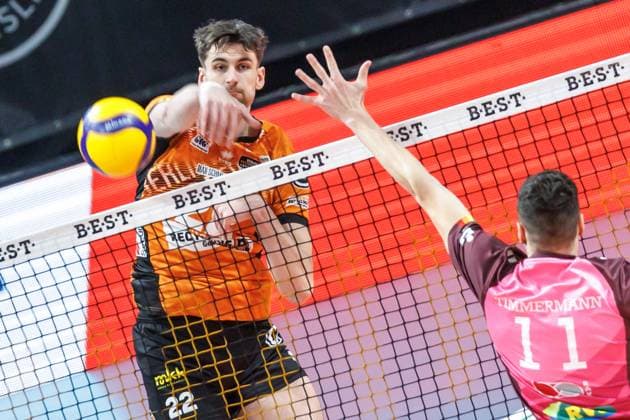 23.03.2025, Berlin, Volleyball: 1.Bundesliga, Maenner, Playoffs, Viertelfinale, 1. Spieltag, BR Volleys - Energiequelle Netzhoppers KW, Max-Schmeling-Halle. Berlins Jake Hanes (l) spielt den Ball gegen Theo Timmermann von Netzhoppers KW. BR Volleys - Netzhoppers KW