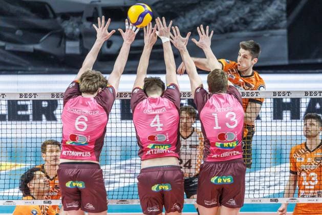 23.03.2025, Berlin, Volleyball: 1.Bundesliga, Maenner, Playoffs, Viertelfinale, 1. Spieltag, BR Volleys - Energiequelle Netzhoppers KW, Max-Schmeling-Halle. Berlins Moritz Reichert (r-l) spielt den Ball gegen den Block aus Charlie Peters, Odin Gnilitza und Lovis Homberg von Netzhoppers KW. BR Volleys - Netzhoppers KW