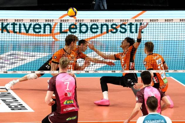 DEU, DVV, 1.VBL, BR Volleys vs. Netzhoppers KW-Bestensee, 23.03.2025, Max-Schmeling-Halle, Berlin, DEU, DVV, 1.VBL, BR Volleys vs. Netzhoppers KW-Bestensee, im Bild Moritz Reichert (BR Volleys 15), Tobias Krick (BR Volleys 21), Nehemiah Mote (BR Volleys 5), CARL MOELLER (Netzhoppers 7) Foto: Juergen Engler nordphoto GmbH