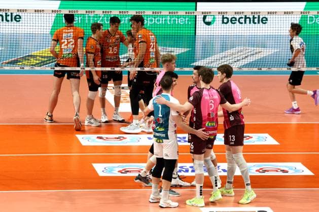 DEU, DVV, 1.VBL, BR Volleys vs. Netzhoppers KW-Bestensee, 23.03.2025, Max-Schmeling-Halle, Berlin, DEU, DVV, 1.VBL, BR Volleys vs. Netzhoppers KW-Bestensee, im Bild BR Volleys-Spielerkreis, Netzhoppers-Spielerkreis Foto: Juergen Engler nordphoto GmbH
