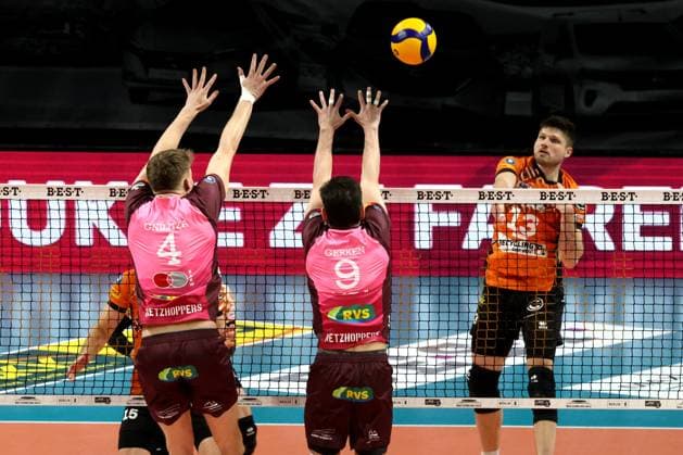 DEU, DVV, 1.VBL, BR Volleys vs. Netzhoppers KW-Bestensee, 23.03.2025, Max-Schmeling-Halle, Berlin, DEU, DVV, 1.VBL, BR Volleys vs. Netzhoppers KW-Bestensee, im Bild Ruben Schott (BR Volleys 13), ODIN GNILITZA (Netzhoppers 4), HANNES GERKEN (Netzhoppers 9) Foto: Juergen Engler nordphoto GmbH