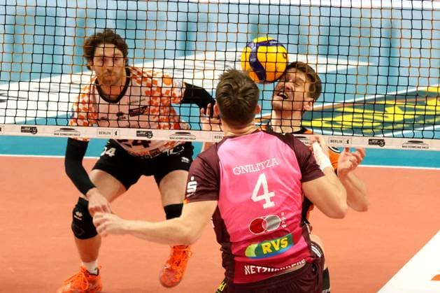 DEU, DVV, 1.VBL, BR Volleys vs. Netzhoppers KW-Bestensee, 23.03.2025, Max-Schmeling-Halle, Berlin, DEU, DVV, 1.VBL, BR Volleys vs. Netzhoppers KW-Bestensee, im Bild Johannes Tille (BR Volleys 6), Kyle Dagostino (BR Volleys 24), ODIN GNILITZA (Netzhoppers 4) Foto: Juergen Engler nordphoto GmbH