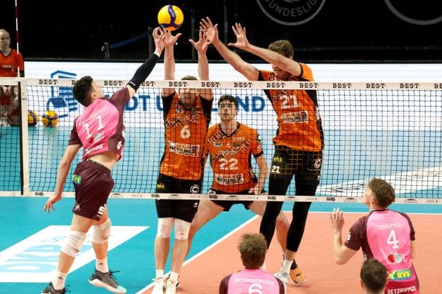 DEU, DVV, 1.VBL, BR Volleys vs. Netzhoppers KW-Bestensee, 23.03.2025, Max-Schmeling-Halle, Berlin, DEU, DVV, 1.VBL, BR Volleys vs. Netzhoppers KW-Bestensee, im Bild Johannes Tille (BR Volleys 6), Jake Hanes (BR Volleys 22), Tobias Krick (BR Volleys 21), Theo Timmermann (Netzhoppers 11) Foto: Juergen Engler nordphoto GmbH
