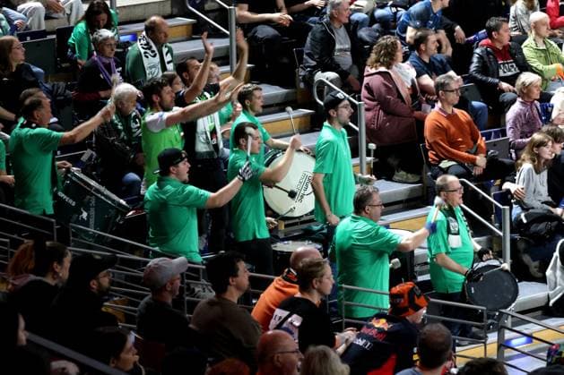 DEU, DVV, 1.VBL, BR Volleys vs. Netzhoppers KW-Bestensee, 23.03.2025, Max-Schmeling-Halle, Berlin, DEU, DVV, 1.VBL, BR Volleys vs. Netzhoppers KW-Bestensee, im Bild Fanblock der Netzhoppers Foto: Juergen Engler nordphoto GmbH