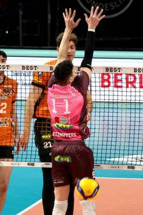 DEU, DVV, 1.VBL, BR Volleys vs. Netzhoppers KW-Bestensee, 23.03.2025, Max-Schmeling-Halle, Berlin, DEU, DVV, 1.VBL, BR Volleys vs. Netzhoppers KW-Bestensee, im Bild Tobias Krick (BR Volleys 21), Theo Timmermann (Netzhoppers 11) Foto: Juergen Engler nordphoto GmbH