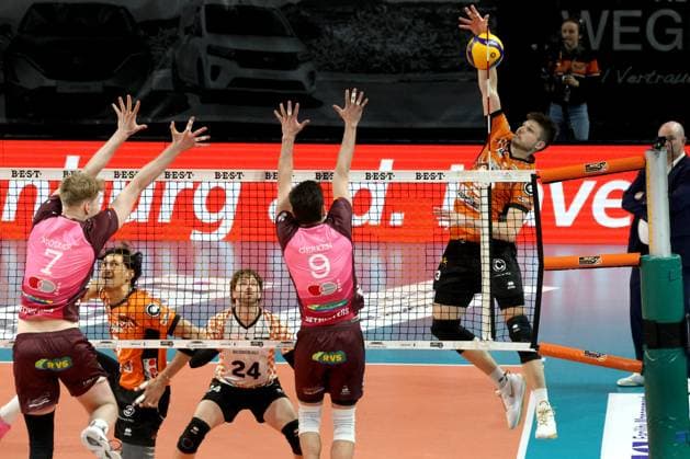 DEU, DVV, 1.VBL, BR Volleys vs. Netzhoppers KW-Bestensee, 23.03.2025, Max-Schmeling-Halle, Berlin, DEU, DVV, 1.VBL, BR Volleys vs. Netzhoppers KW-Bestensee, im Bild Ruben Schott (BR Volleys 13), Kyle Dagostino (BR Volleys 24), CARL MOELLER (Netzhoppers 7), HANNES GERKEN (Netzhoppers 9), Foto: Juergen Engler nordphoto GmbH