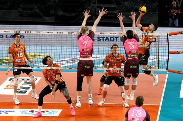 DEU, DVV, 1.VBL, BR Volleys vs. Netzhoppers KW-Bestensee, 23.03.2025, Max-Schmeling-Halle, Berlin, DEU, DVV, 1.VBL, BR Volleys vs. Netzhoppers KW-Bestensee, im Bild Ruben Schott (BR Volleys 13), Johannes Tille (BR Volleys 6), Nehemiah Mote (BR Volleys 5), CARL MOELLER (Netzhoppers 7), HANNES GERKEN (Netzhoppers 9) Foto: Juergen Engler nordphoto GmbH
