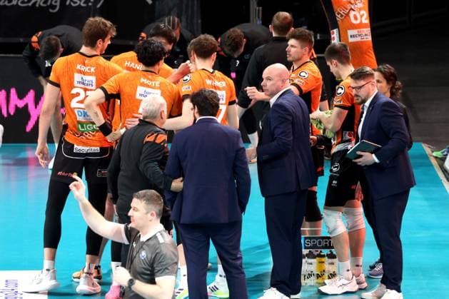 DEU, DVV, 1.VBL, BR Volleys vs. Netzhoppers KW-Bestensee, 23.03.2025, Max-Schmeling-Halle, Berlin, DEU, DVV, 1.VBL, BR Volleys vs. Netzhoppers KW-Bestensee, im Bild Trainer Joel Banks (BR Volleys), BR Volleys-Spielerkreis Foto: Juergen Engler nordphoto GmbH