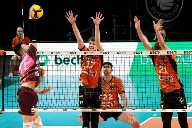 DEU, DVV, 1.VBL, BR Volleys vs. Netzhoppers KW-Bestensee, 23.03.2025, Max-Schmeling-Halle, Berlin, DEU, DVV, 1.VBL, BR Volleys vs. Netzhoppers KW-Bestensee, im Bild b17 , Tobias Krick (BR Volleys 21), Theo Timmermann (Netzhoppers 11) Foto: Juergen Engler nordphoto GmbH