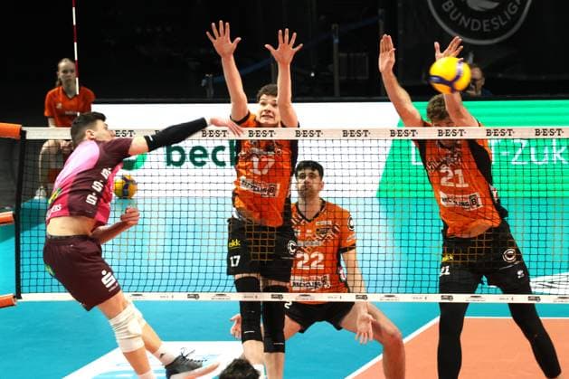 DEU, DVV, 1.VBL, BR Volleys vs. Netzhoppers KW-Bestensee, 23.03.2025, Max-Schmeling-Halle, Berlin, DEU, DVV, 1.VBL, BR Volleys vs. Netzhoppers KW-Bestensee, im Bild b17 , Tobias Krick (BR Volleys 21), Theo Timmermann (Netzhoppers 11) Foto: Juergen Engler nordphoto GmbH