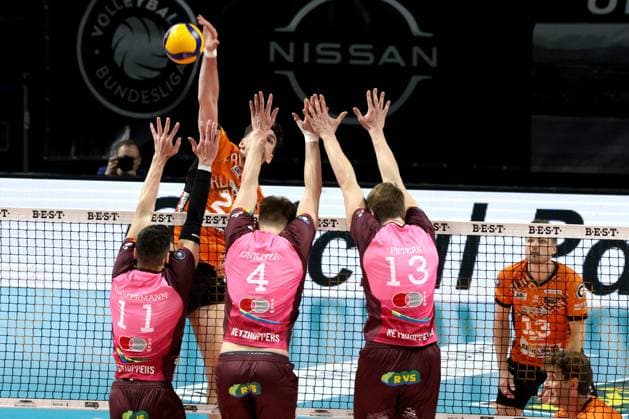 DEU, DVV, 1.VBL, BR Volleys vs. Netzhoppers KW-Bestensee, 23.03.2025, Max-Schmeling-Halle, Berlin, DEU, DVV, 1.VBL, BR Volleys vs. Netzhoppers KW-Bestensee, im Bild Jake Hanes (BR Volleys 22), Theo Timmermann (Netzhoppers 11), ODIN GNILITZA (Netzhoppers 4), Charlie Peters (Netzhoppers 13) Foto: Juergen Engler nordphoto GmbH