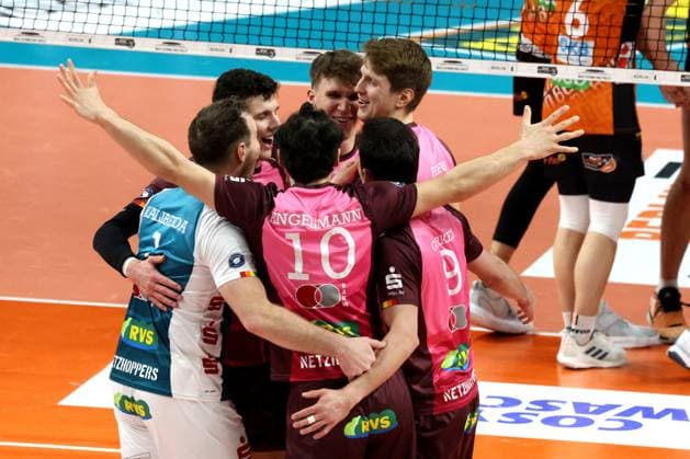 DEU, DVV, 1.VBL, BR Volleys vs. Netzhoppers KW-Bestensee, 23.03.2025, Max-Schmeling-Halle, Berlin, DEU, DVV, 1.VBL, BR Volleys vs. Netzhoppers KW-Bestensee, im Bild Netzhoppers-Spielerkreis Foto: Juergen Engler nordphoto GmbH