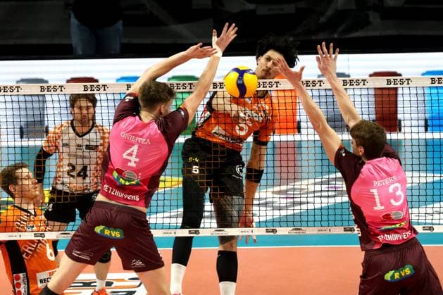 DEU, DVV, 1.VBL, BR Volleys vs. Netzhoppers KW-Bestensee, 23.03.2025, Max-Schmeling-Halle, Berlin, DEU, DVV, 1.VBL, BR Volleys vs. Netzhoppers KW-Bestensee, im Bild Nehemiah Mote (BR Volleys 5), ODIN GNILITZA (Netzhoppers 4), Charlie Peters (Netzhoppers 13) Foto: Juergen Engler nordphoto GmbH