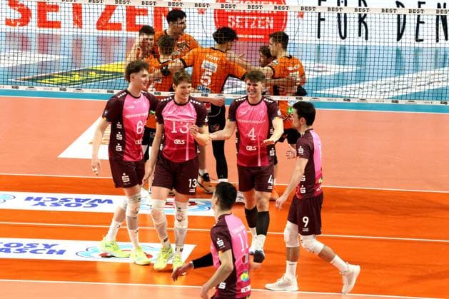 DEU, DVV, 1.VBL, BR Volleys vs. Netzhoppers KW-Bestensee, 23.03.2025, Max-Schmeling-Halle, Berlin, DEU, DVV, 1.VBL, BR Volleys vs. Netzhoppers KW-Bestensee, im Bild BR Volleys-Spielerkreis, Netzhoppers-Spielerkreis Foto: Juergen Engler nordphoto GmbH