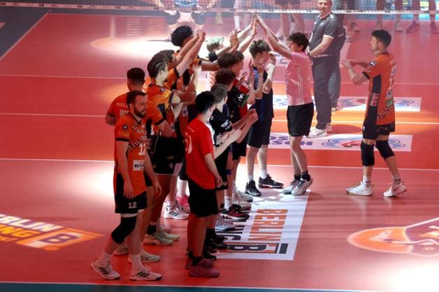 DEU, DVV, 1.VBL, BR Volleys vs. Netzhoppers KW-Bestensee, 23.03.2025, Max-Schmeling-Halle, Berlin, DEU, DVV, 1.VBL, BR Volleys vs. Netzhoppers KW-Bestensee, im Bild BR Volleys-Spielerkreis mit Kinder Foto: Juergen Engler nordphoto GmbH