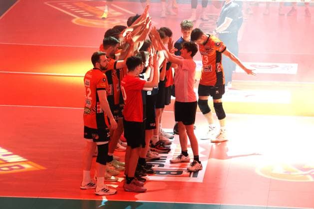 DEU, DVV, 1.VBL, BR Volleys vs. Netzhoppers KW-Bestensee, 23.03.2025, Max-Schmeling-Halle, Berlin, DEU, DVV, 1.VBL, BR Volleys vs. Netzhoppers KW-Bestensee, im Bild BR Volleys-Spielerkreis mit Kinder Foto: Juergen Engler nordphoto GmbH