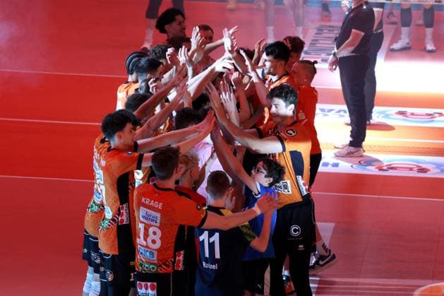 DEU, DVV, 1.VBL, BR Volleys vs. Netzhoppers KW-Bestensee, 23.03.2025, Max-Schmeling-Halle, Berlin, DEU, DVV, 1.VBL, BR Volleys vs. Netzhoppers KW-Bestensee, im Bild BR Volleys-Spielerkreis mit Kinder Foto: Juergen Engler nordphoto GmbH