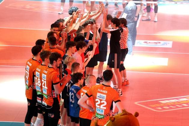 DEU, DVV, 1.VBL, BR Volleys vs. Netzhoppers KW-Bestensee, 23.03.2025, Max-Schmeling-Halle, Berlin, DEU, DVV, 1.VBL, BR Volleys vs. Netzhoppers KW-Bestensee, im Bild BR Volleys-Spielerkreis mit Kinder Foto: Juergen Engler nordphoto GmbH