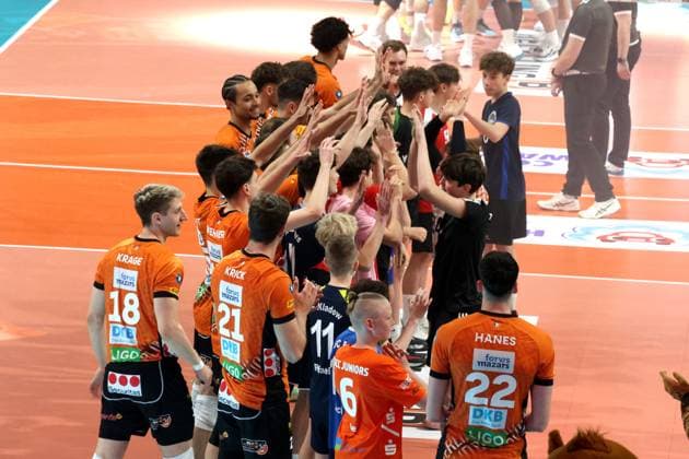DEU, DVV, 1.VBL, BR Volleys vs. Netzhoppers KW-Bestensee, 23.03.2025, Max-Schmeling-Halle, Berlin, DEU, DVV, 1.VBL, BR Volleys vs. Netzhoppers KW-Bestensee, im Bild BR Volleys-Spielerkreis mit Kinder Foto: Juergen Engler nordphoto GmbH