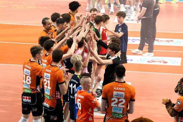 DEU, DVV, 1.VBL, BR Volleys vs. Netzhoppers KW-Bestensee, 23.03.2025, Max-Schmeling-Halle, Berlin, DEU, DVV, 1.VBL, BR Volleys vs. Netzhoppers KW-Bestensee, im Bild BR Volleys-Spielerkreis mit Kinder Foto: Juergen Engler nordphoto GmbH