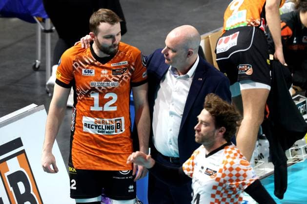 DEU, DVV, 1.VBL, BR Volleys vs. Netzhoppers KW-Bestensee, 23.03.2025, Max-Schmeling-Halle, Berlin, DEU, DVV, 1.VBL, BR Volleys vs. Netzhoppers KW-Bestensee, im Bild Trainer Joel Banks (BR Volleys), Jan Fornal (BR Volleys 12) Foto: Juergen Engler nordphoto GmbH
