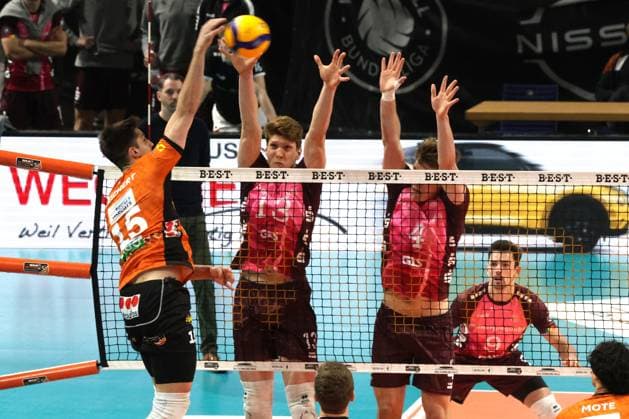 DEU, DVV, 1.VBL, BR Volleys vs. Netzhoppers KW-Bestensee, 23.03.2025, Max-Schmeling-Halle, Berlin, DEU, DVV, 1.VBL, BR Volleys vs. Netzhoppers KW-Bestensee, im Bild Moritz Reichert (BR Volleys 15), Charlie Peters (Netzhoppers 13), ODIN GNILITZA (Netzhoppers 4) Foto: Juergen Engler nordphoto GmbH
