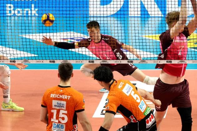 DEU, DVV, 1.VBL, BR Volleys vs. Netzhoppers KW-Bestensee, 23.03.2025, Max-Schmeling-Halle, Berlin, DEU, DVV, 1.VBL, BR Volleys vs. Netzhoppers KW-Bestensee, im Bild Moritz Reichert (BR Volleys 15), Nehemiah Mote (BR Volleys 5), Theo Timmermann (Netzhoppers 11) Foto: Juergen Engler nordphoto GmbH