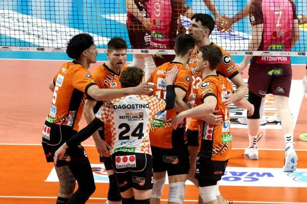 DEU, DVV, 1.VBL, BR Volleys vs. Netzhoppers KW-Bestensee, 23.03.2025, Max-Schmeling-Halle, Berlin, DEU, DVV, 1.VBL, BR Volleys vs. Netzhoppers KW-Bestensee, im Bild BR Volleys-Spielerkreis Foto: Juergen Engler nordphoto GmbH