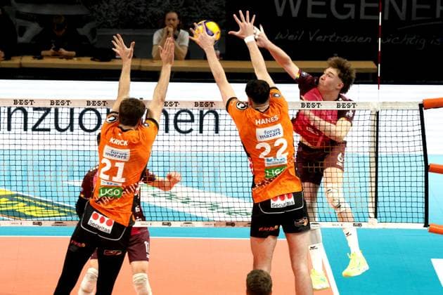 DEU, DVV, 1.VBL, BR Volleys vs. Netzhoppers KW-Bestensee, 23.03.2025, Max-Schmeling-Halle, Berlin, DEU, DVV, 1.VBL, BR Volleys vs. Netzhoppers KW-Bestensee, im Bild Tobias Krick (BR Volleys 21), Jake Hanes (BR Volleys 22), LOVIS HOMBERG (Netzhoppers 6) Foto: Juergen Engler nordphoto GmbH
