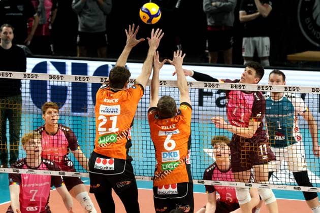 DEU, DVV, 1.VBL, BR Volleys vs. Netzhoppers KW-Bestensee, 23.03.2025, Max-Schmeling-Halle, Berlin, DEU, DVV, 1.VBL, BR Volleys vs. Netzhoppers KW-Bestensee, im Bild Tobias Krick (BR Volleys 21), Johannes Tille (BR Volleys 6), Theo Timmermann (Netzhoppers 11) Foto: Juergen Engler nordphoto GmbH