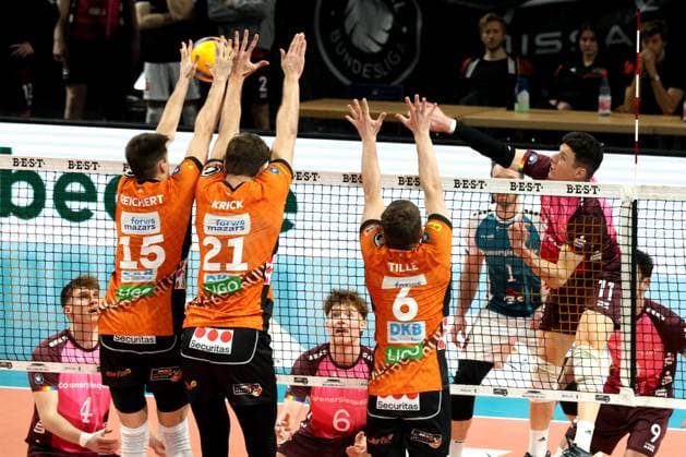 DEU, DVV, 1.VBL, BR Volleys vs. Netzhoppers KW-Bestensee, 23.03.2025, Max-Schmeling-Halle, Berlin, DEU, DVV, 1.VBL, BR Volleys vs. Netzhoppers KW-Bestensee, im Bild Moritz Reichert (BR Volleys 15), Tobias Krick (BR Volleys 21), Johannes Tille (BR Volleys 6), Theo Timmermann (Netzhoppers 11) Foto: Juergen Engler nordphoto GmbH