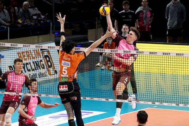 DEU, DVV, 1.VBL, BR Volleys vs. Netzhoppers KW-Bestensee, 23.03.2025, Max-Schmeling-Halle, Berlin, DEU, DVV, 1.VBL, BR Volleys vs. Netzhoppers KW-Bestensee, im Bild Nehemiah Mote (BR Volleys 5), ODIN GNILITZA (Netzhoppers 4) Foto: Juergen Engler nordphoto GmbH
