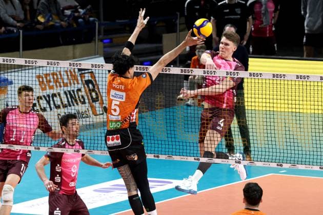 DEU, DVV, 1.VBL, BR Volleys vs. Netzhoppers KW-Bestensee, 23.03.2025, Max-Schmeling-Halle, Berlin, DEU, DVV, 1.VBL, BR Volleys vs. Netzhoppers KW-Bestensee, im Bild Nehemiah Mote (BR Volleys 5), ODIN GNILITZA (Netzhoppers 4) Foto: Juergen Engler nordphoto GmbH