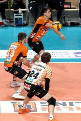 DEU, DVV, 1.VBL, BR Volleys vs. Netzhoppers KW-Bestensee, 23.03.2025, Max-Schmeling-Halle, Berlin, DEU, DVV, 1.VBL, BR Volleys vs. Netzhoppers KW-Bestensee, im Bild Ballannahme von Moritz Reichert (BR Volleys 15), Ruben Schott (BR Volleys 13), Kyle Dagostino (BR Volleys 24) Foto: Juergen Engler nordphoto GmbH